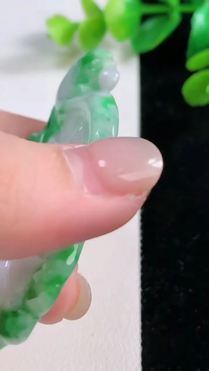 天然A货翡翠龙牌吊坠，尺寸 66-35-5.5，重:21.95g
11月28日