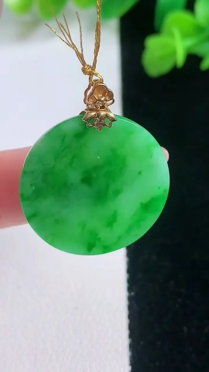 天然A货翡翠无事牌吊坠，尺寸23.8-2，重量:3.93g
11月28日