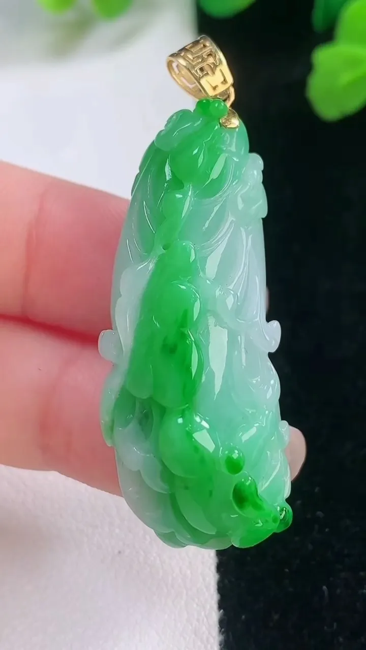 天然A货翡翠白菜吊坠，尺寸42.6-16.8-12，重量:13.78g
11月28日