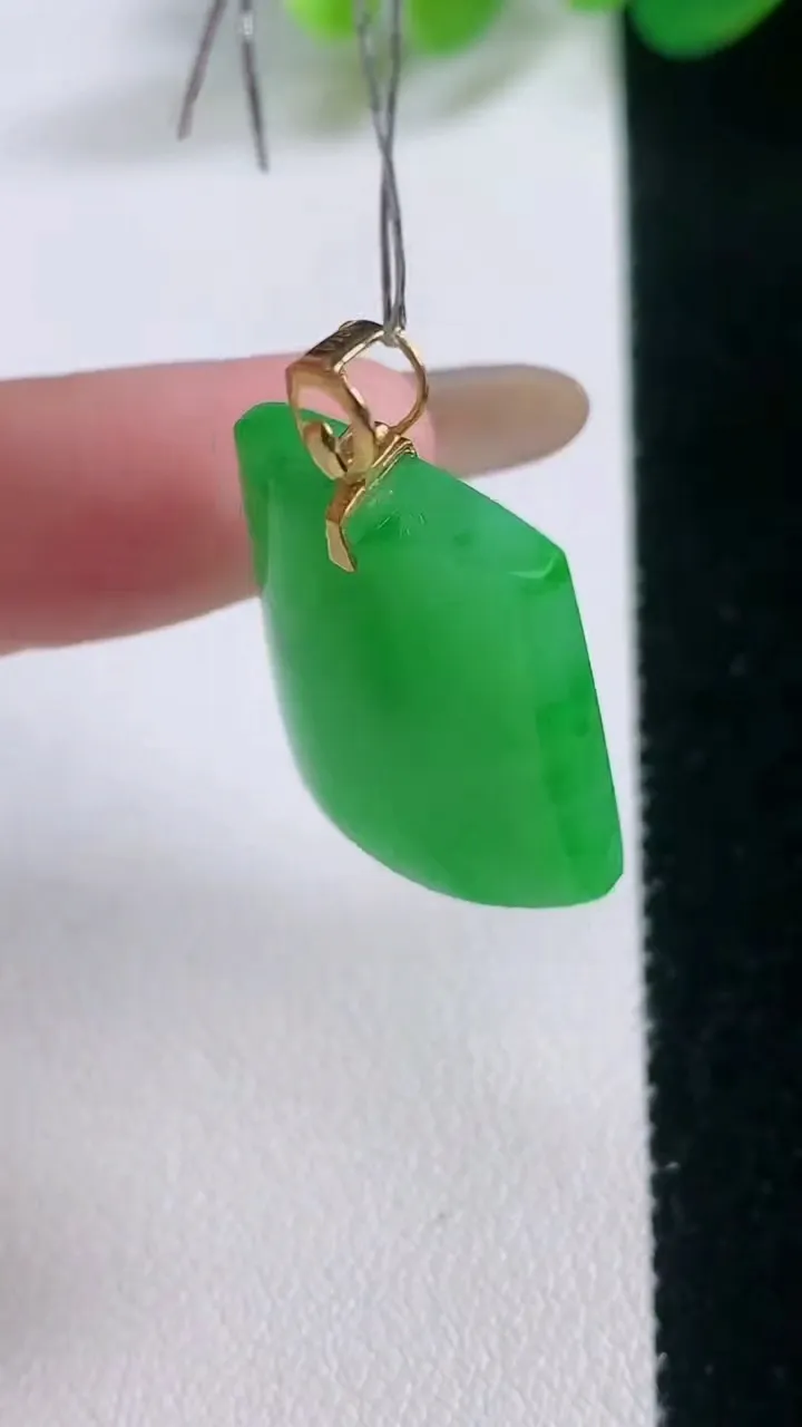 天然A货翡翠无事牌吊坠，尺寸26.2-18.7-5.5，重量:7.38g
11月28日