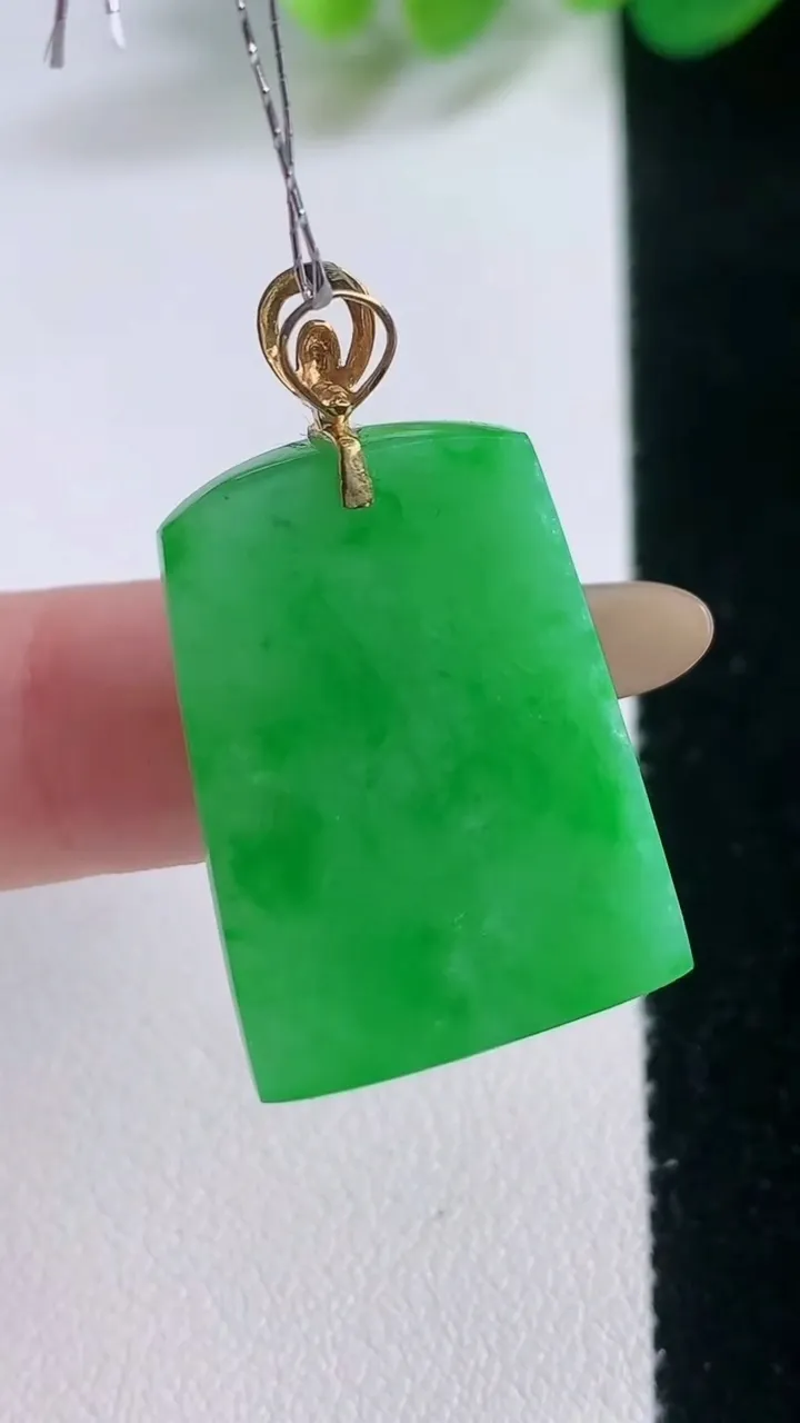 天然A货翡翠无事牌吊坠，尺寸26.2-18.7-5.5，重量:7.38g
11月28日
