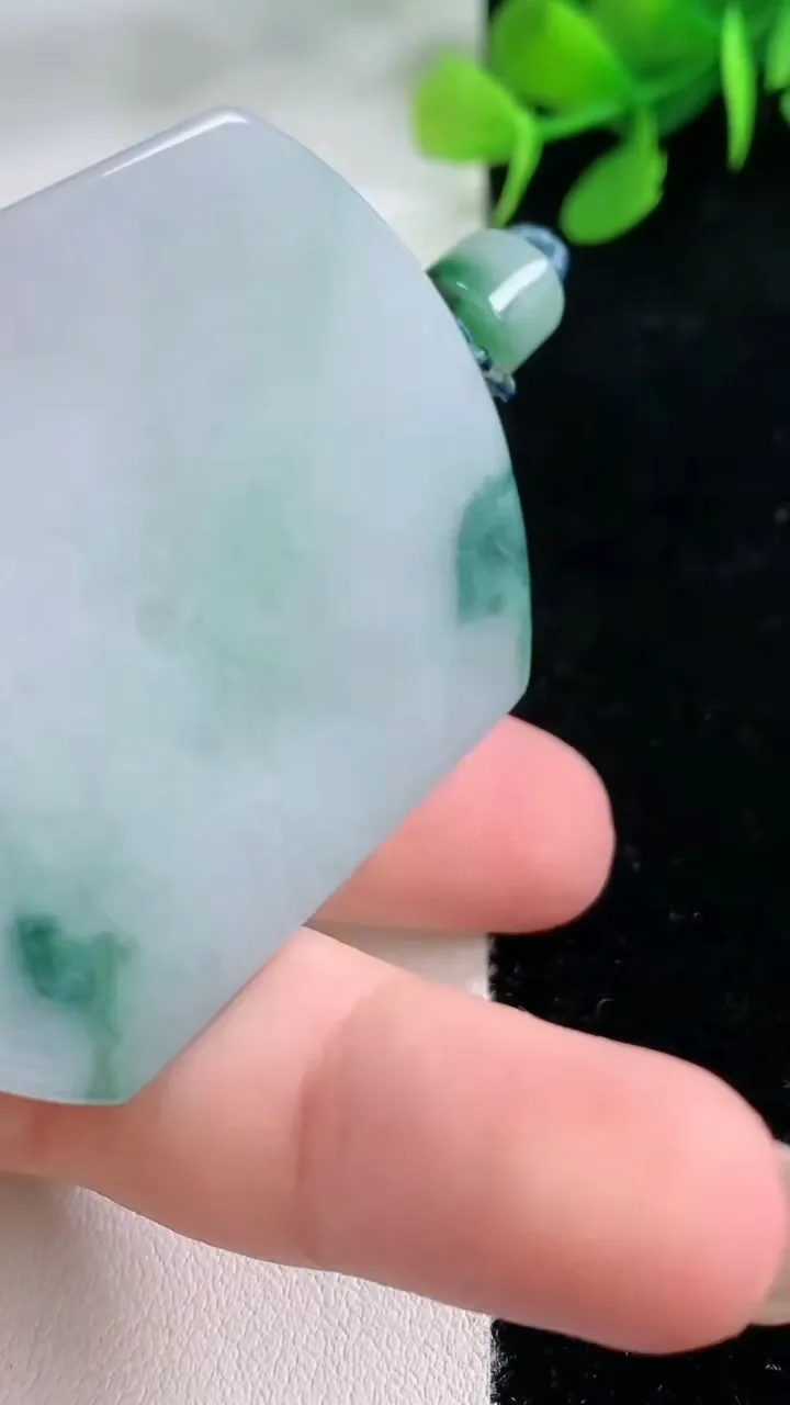 天然A货翡翠飘花无事牌吊坠，尺寸52.8-40.7-5.8，重量:38.09g
11月28日