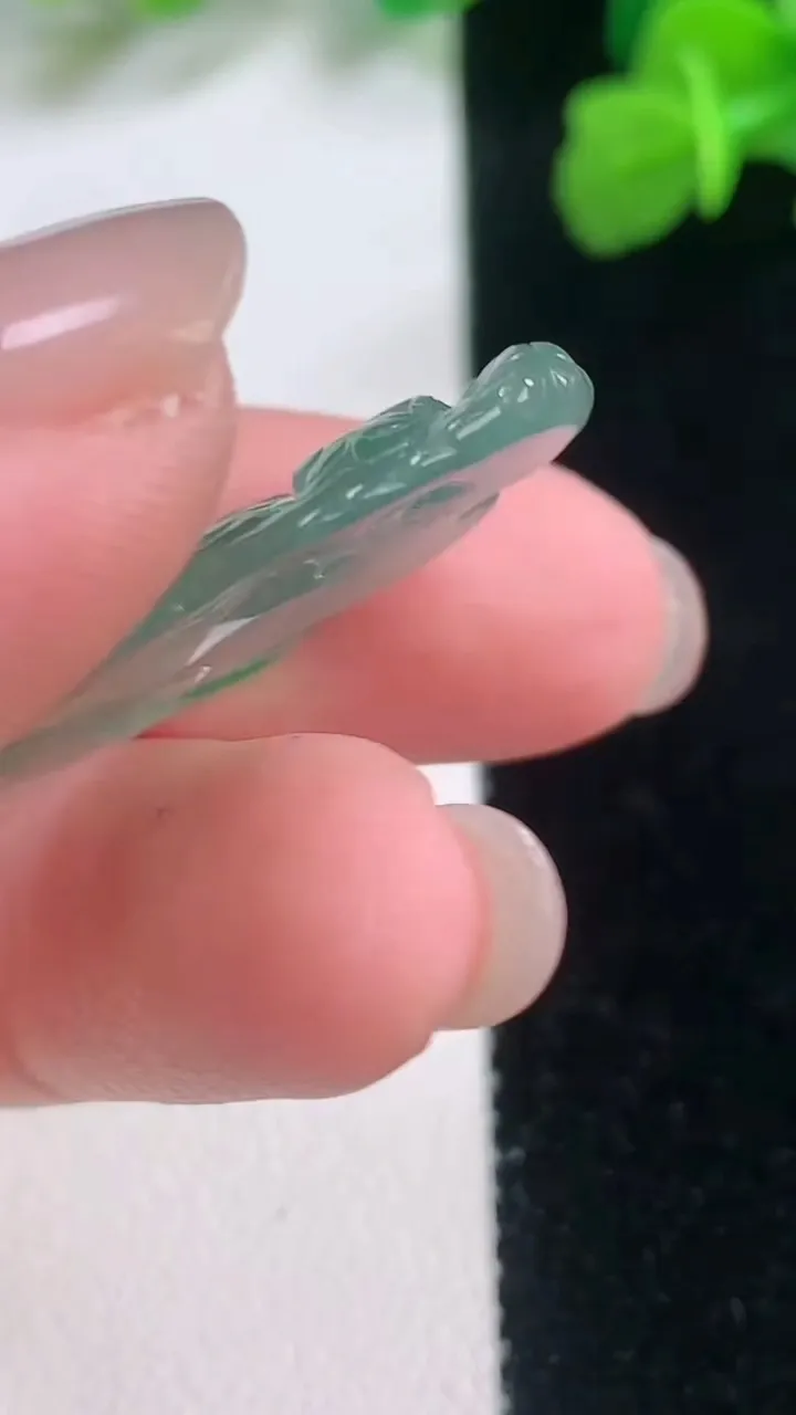 天然A货翡翠仙女吊坠，尺寸35.2-20-4，重量:5.03g
11月28日