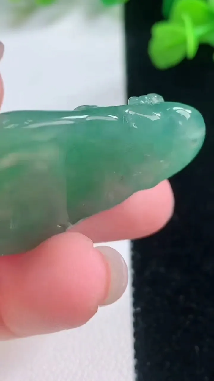 天然A货翡翠梅花鹿吊坠，尺寸38.5-25.2-6.4，重量:11.01g
11月28日