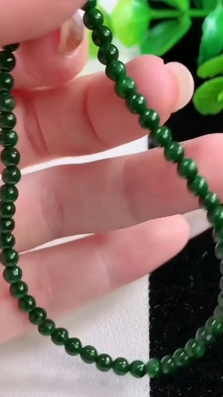 天然A货翡翠小米珠手串，尺寸3.8-52 颗，重:4.17g11月28日
工厂直销收藏佳品,种好水足，色泽均匀，有种有色，上手高大气！