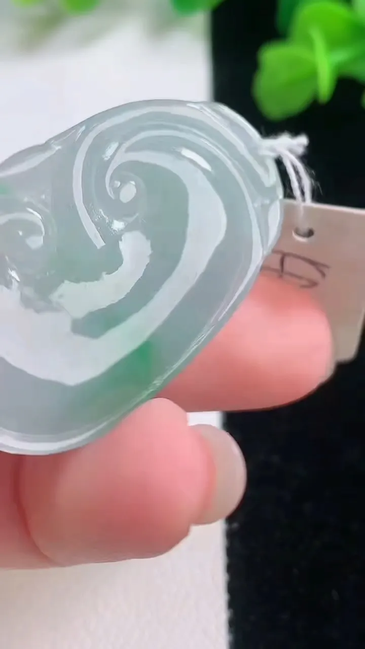 天然A货翡翠如意吊坠，尺寸37.3-23.4-5.2，重量:8.91g
11月28日