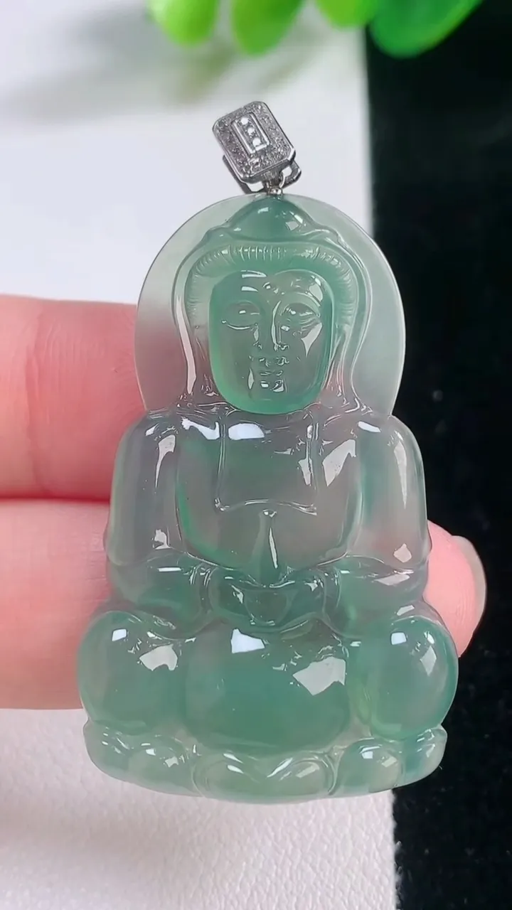 天然A货翡翠种蓝水观音菩萨吊坠，尺寸42.8-27-3.8，重量:8.42g
11月28日