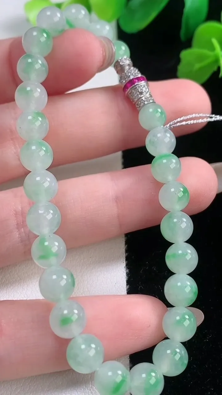 天然A货翡翠圆珠手串，尺寸6.6-26颗，重量:24.60g11月28日
工厂直销收藏佳品,种好水足，色泽均匀，有种有色，上手高大气！