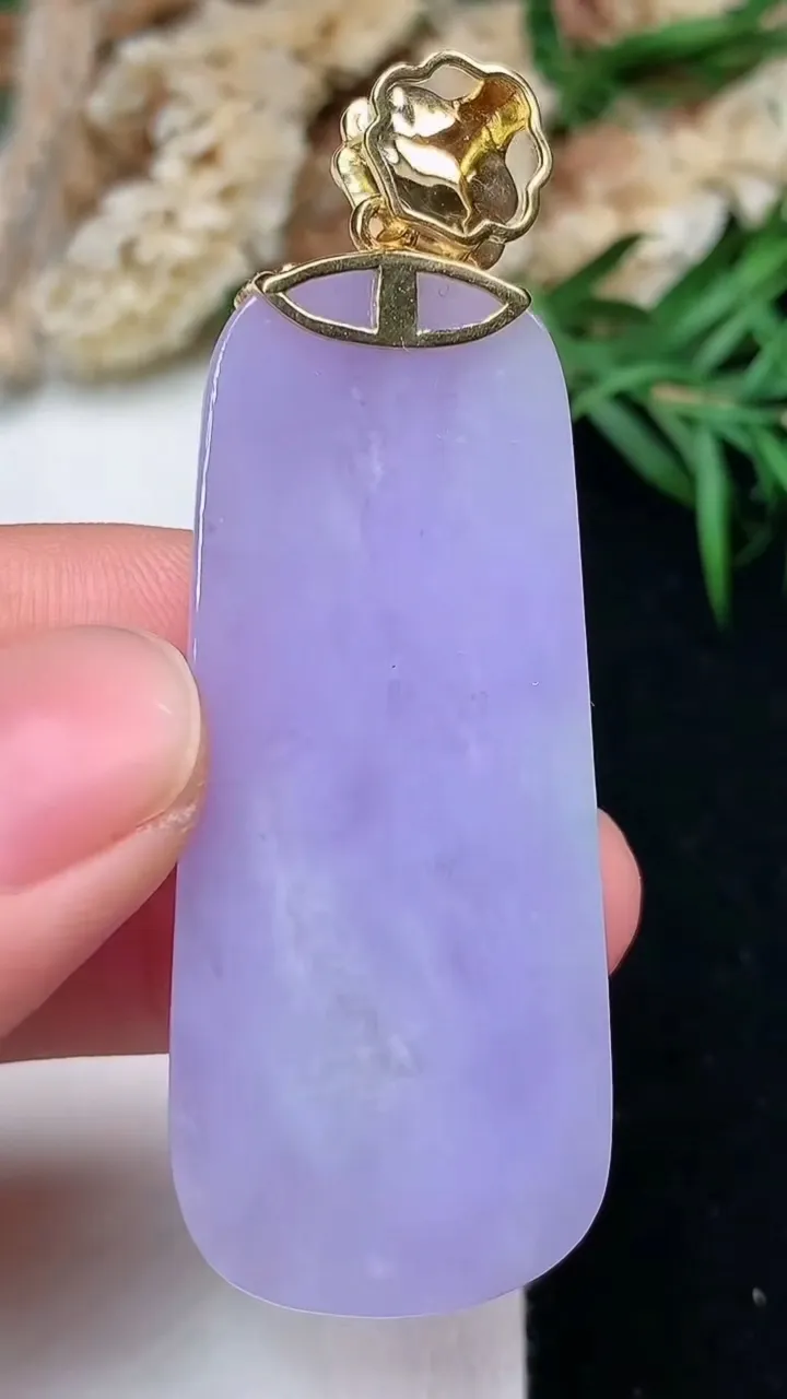 天然A货翡翠k金紫罗兰无事牌吊坠，尺寸44.3-20.6-7.4，重量:19.85g
11月28日