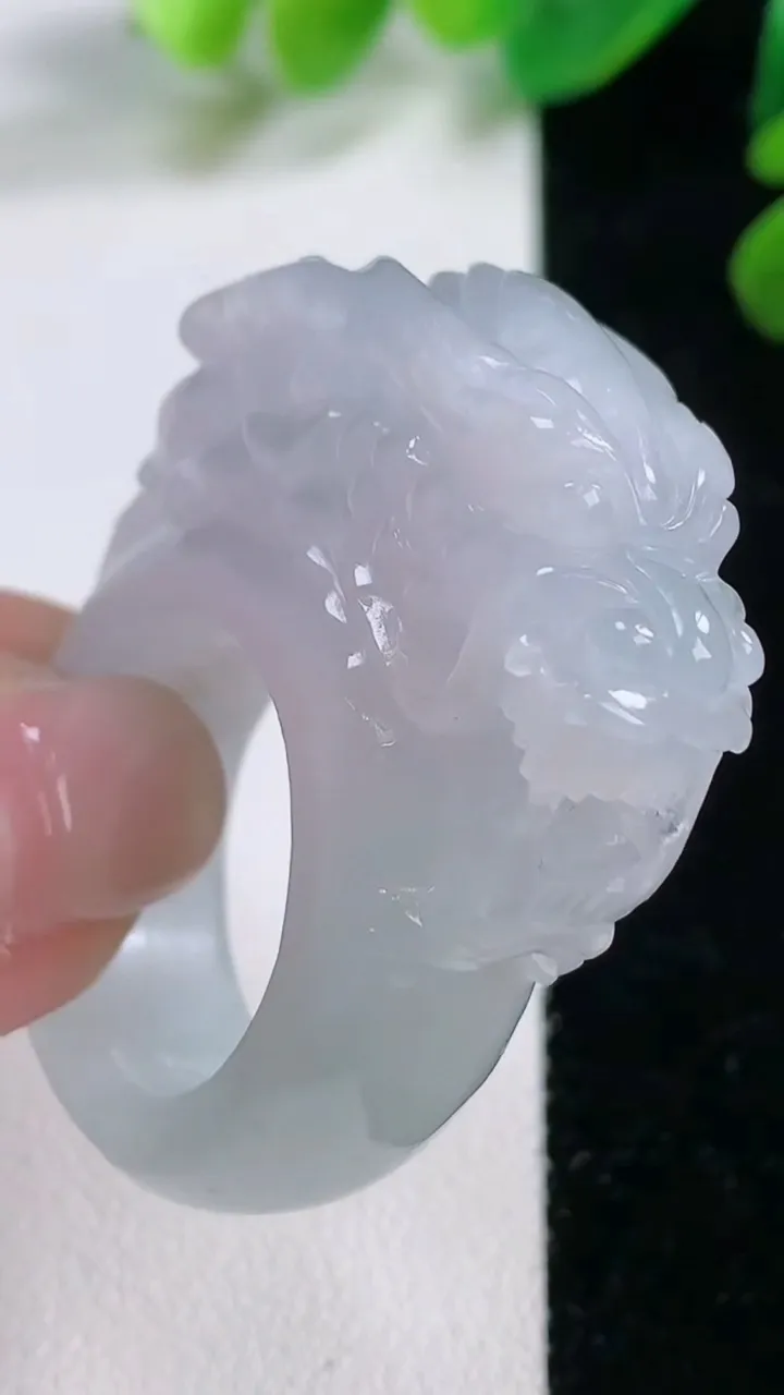 天然A货翡翠龙头指环扳指，尺寸 21.4-12.5-20，重:31.27g2025年11月28日
工厂直销收藏佳品,种好水足，色泽均匀，有种有色，上手高大气！