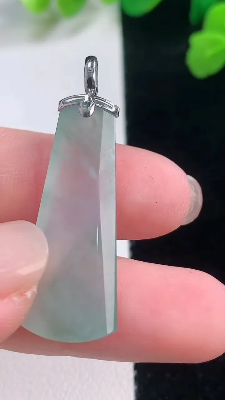 天然A货翡翠无事牌吊坠，尺寸33.2-13-4.8，重量:4.33g
11月28日