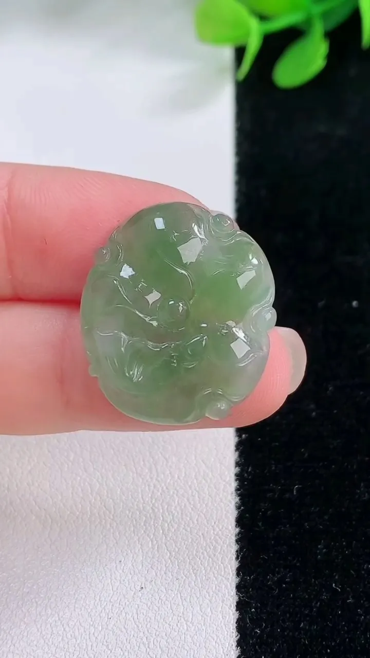 天然A货翡翠年年有余吊坠，尺寸19.8-23.2-4.9，重量:3.70g
11月28日