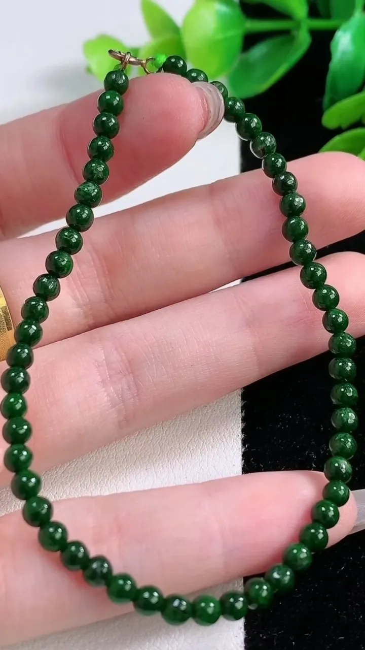 天然A货翡翠小米珠手串，尺寸3.8-52 颗，重:4.17g11月28日
工厂直销收藏佳品,种好水足，色泽均匀，有种有色，上手高大气！