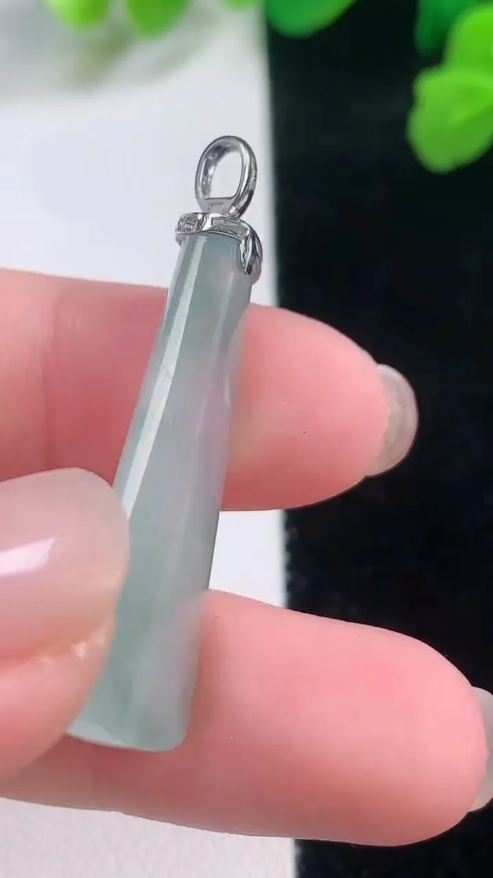 天然A货翡翠无事牌吊坠，尺寸33.2-13-4.8，重量:4.33g
11月28日