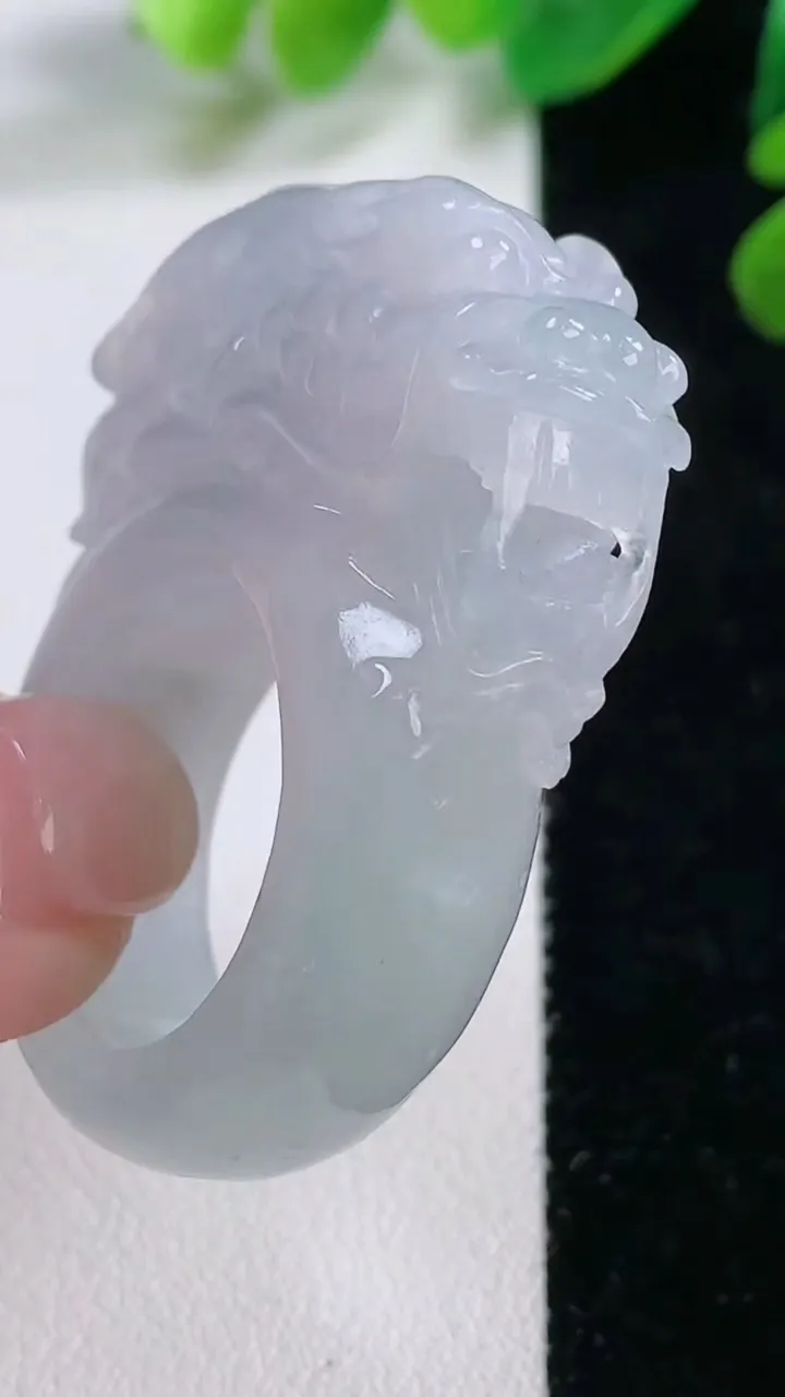 天然A货翡翠龙头指环扳指，尺寸 21.4-12.5-20，重:31.27g2025年11月28日
工厂直销收藏佳品,种好水足，色泽均匀，有种有色，上手高大气！