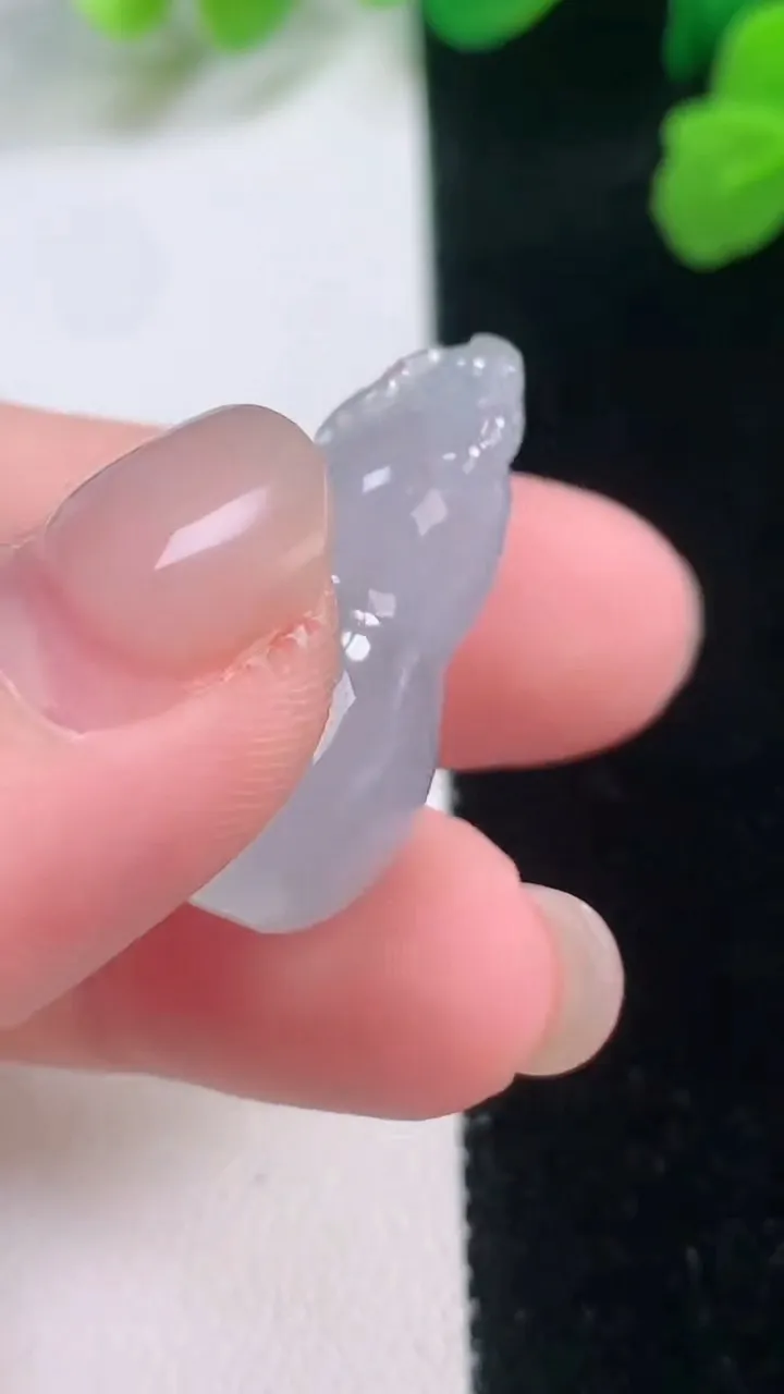 天然A货翡翠冰种飘花葫芦吊坠，尺寸27.5-14.7-11.6，重量:7.32g
11月28日