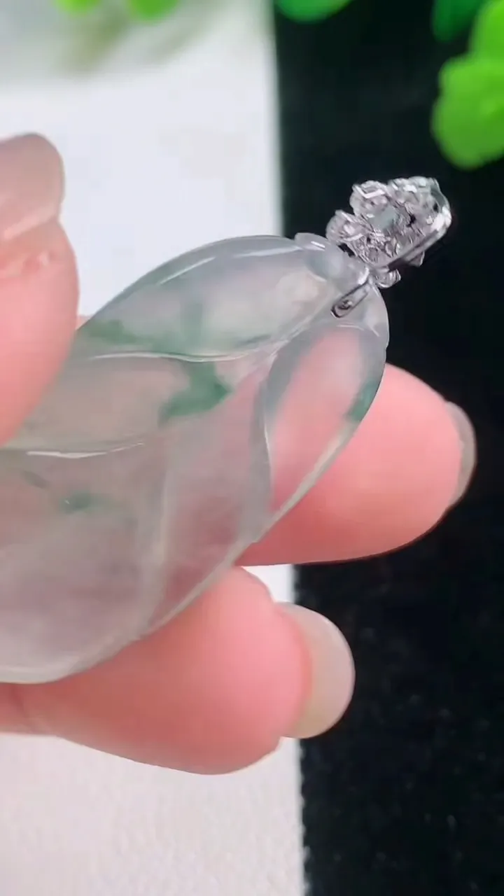 天然A货翡翠种飘花金枝玉叶 叶子吊坠，尺寸33.3-20.8-4.1，重量:6.63g
11月28日