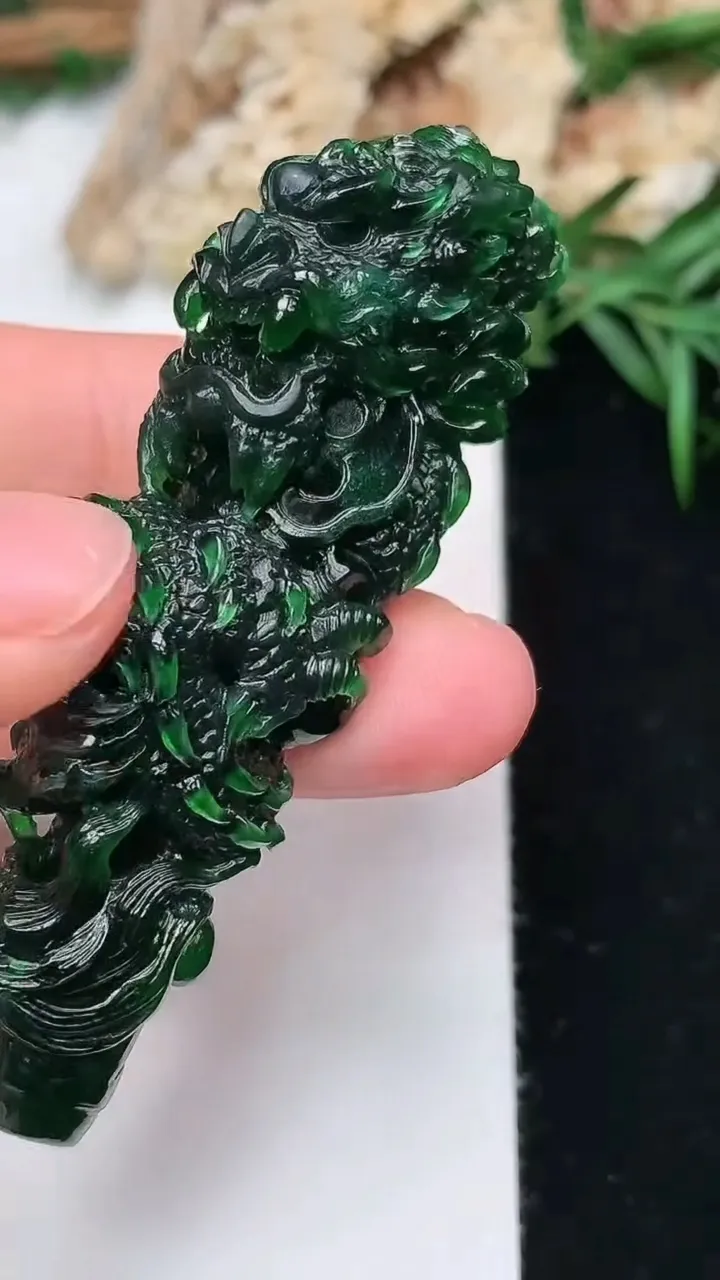 天然A货翡翠龙牌吊坠，尺寸63.9-18.9-19.6，重量:29.16g
11月28日