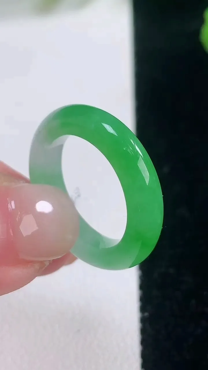 天然A货翡翠指环戒指，尺寸17.8-4.3-3.7，重量:3.59g2025年11月28日
工厂直销