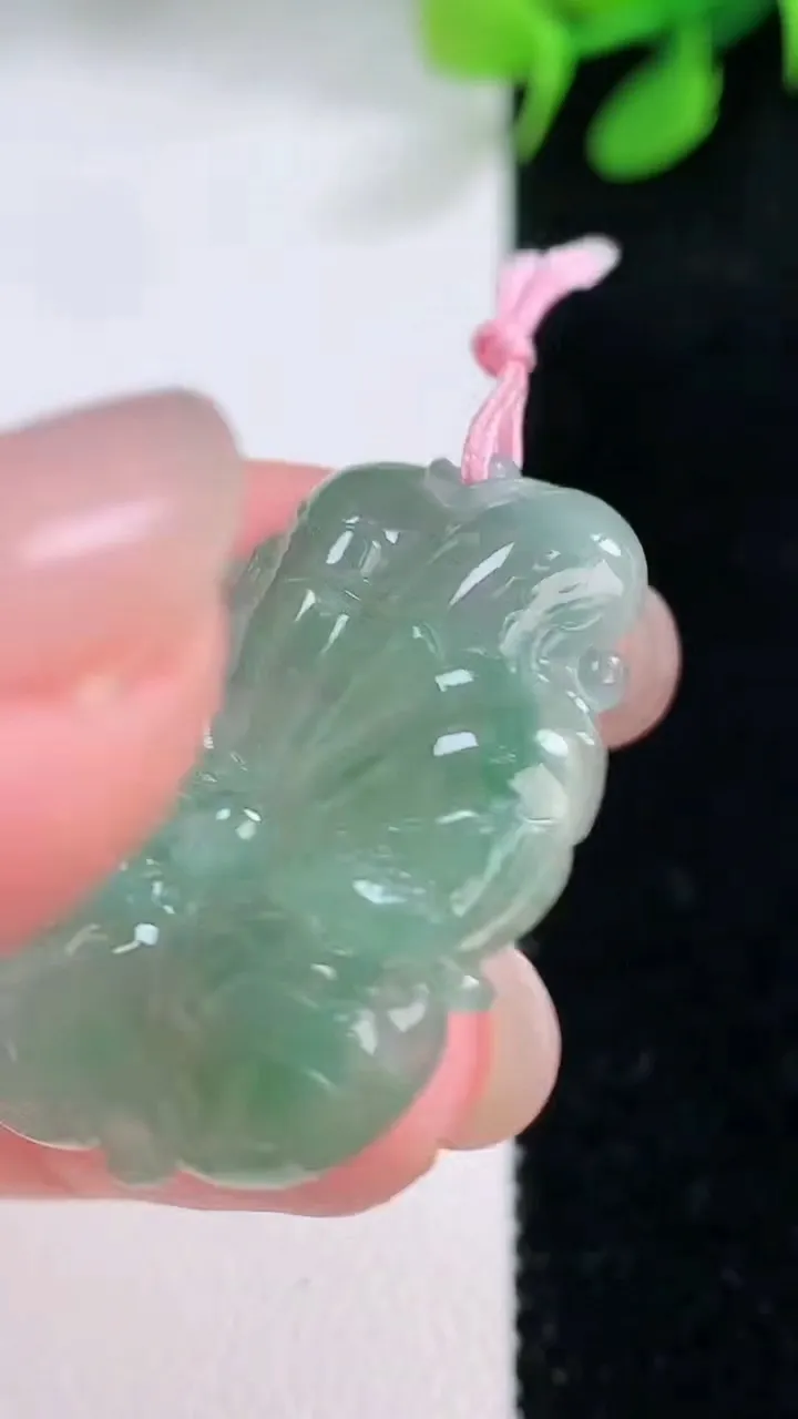 天然A货翡翠年年有余吊坠，尺寸31.7-22.4-5，重量:6.72g
11月28日