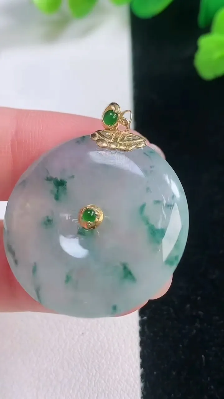 天然A货翡翠种飘花平安扣吊坠，尺寸28-5.7，重量:9.70g
11月28日