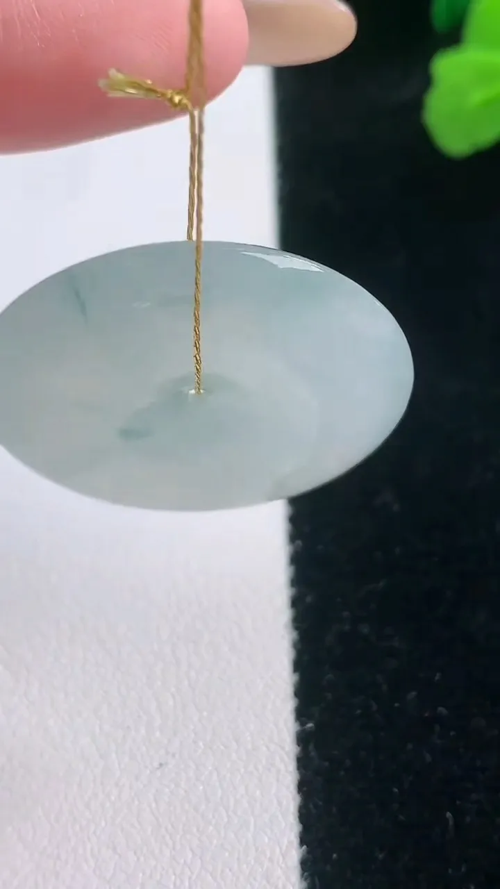 天然A货翡翠冰种飘花平安扣吊坠，尺寸29.6-5.9，重量:10.56g
11月28日