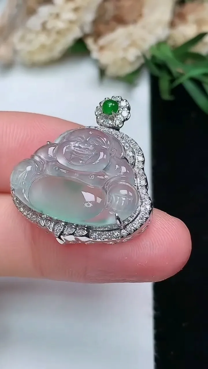 天然A货翡翠佛公吊坠，尺寸26.2-23.3-8，裸石15.2-21.2，重量:3.38g
11月28日