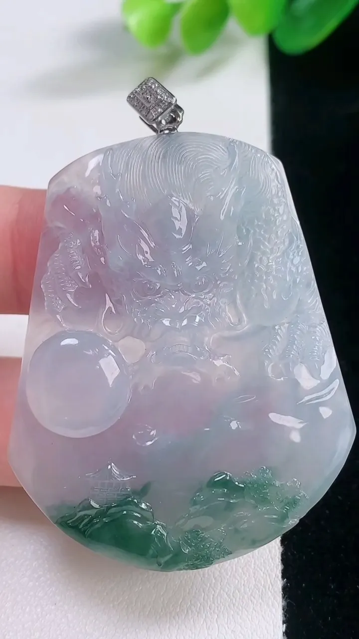 天然A货翡翠种飘花龙牌吊坠，尺寸49.8-39.7-6.2，重量:21.59g
11月28日