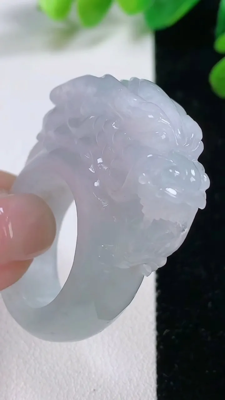 天然A货翡翠龙头指环扳指，尺寸 21.4-12.5-20，重:31.27g2025年11月28日
工厂直销收藏佳品,种好水足，色泽均匀，有种有色，上手高大气！