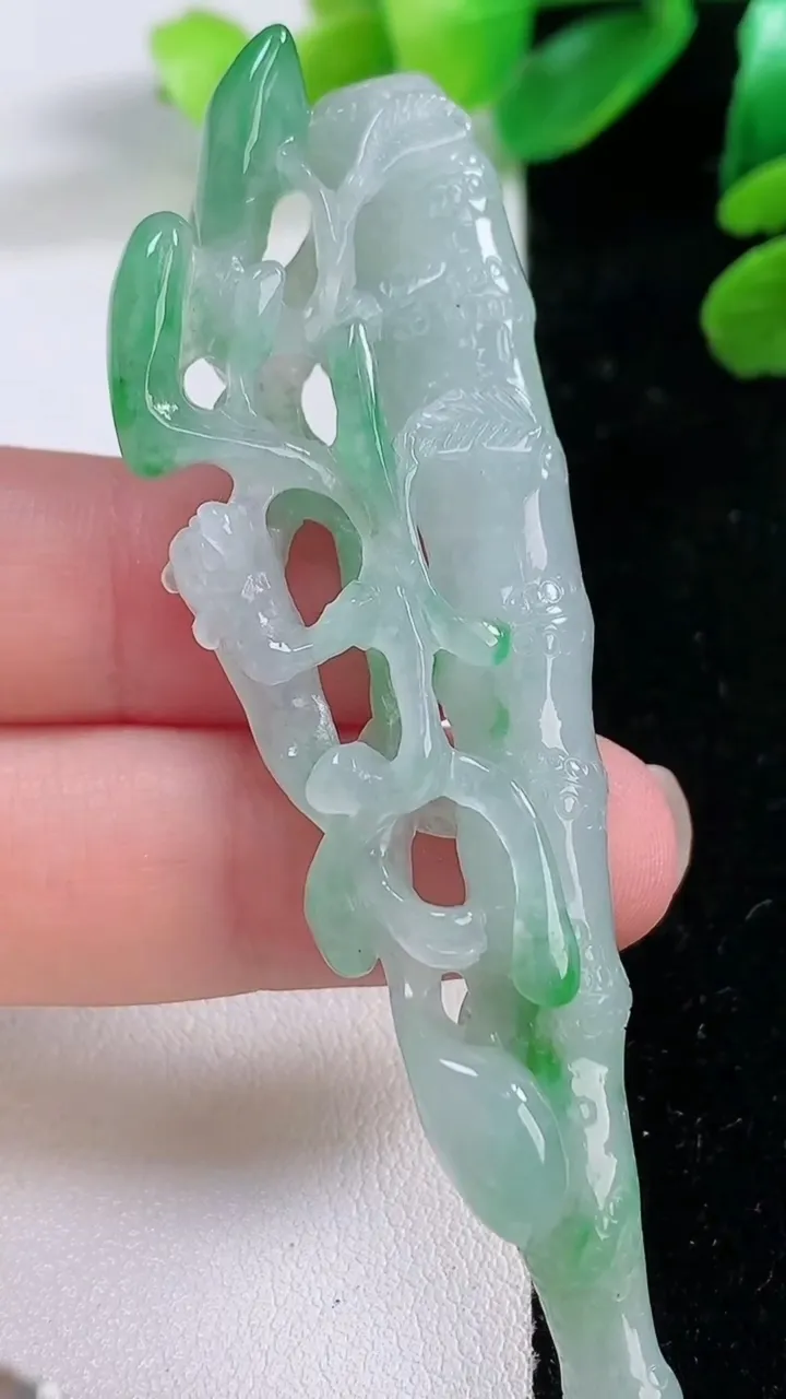 天然A货翡翠竹节烟嘴，尺寸 73.8-24.5-11.5，重:16.57g
11月28日