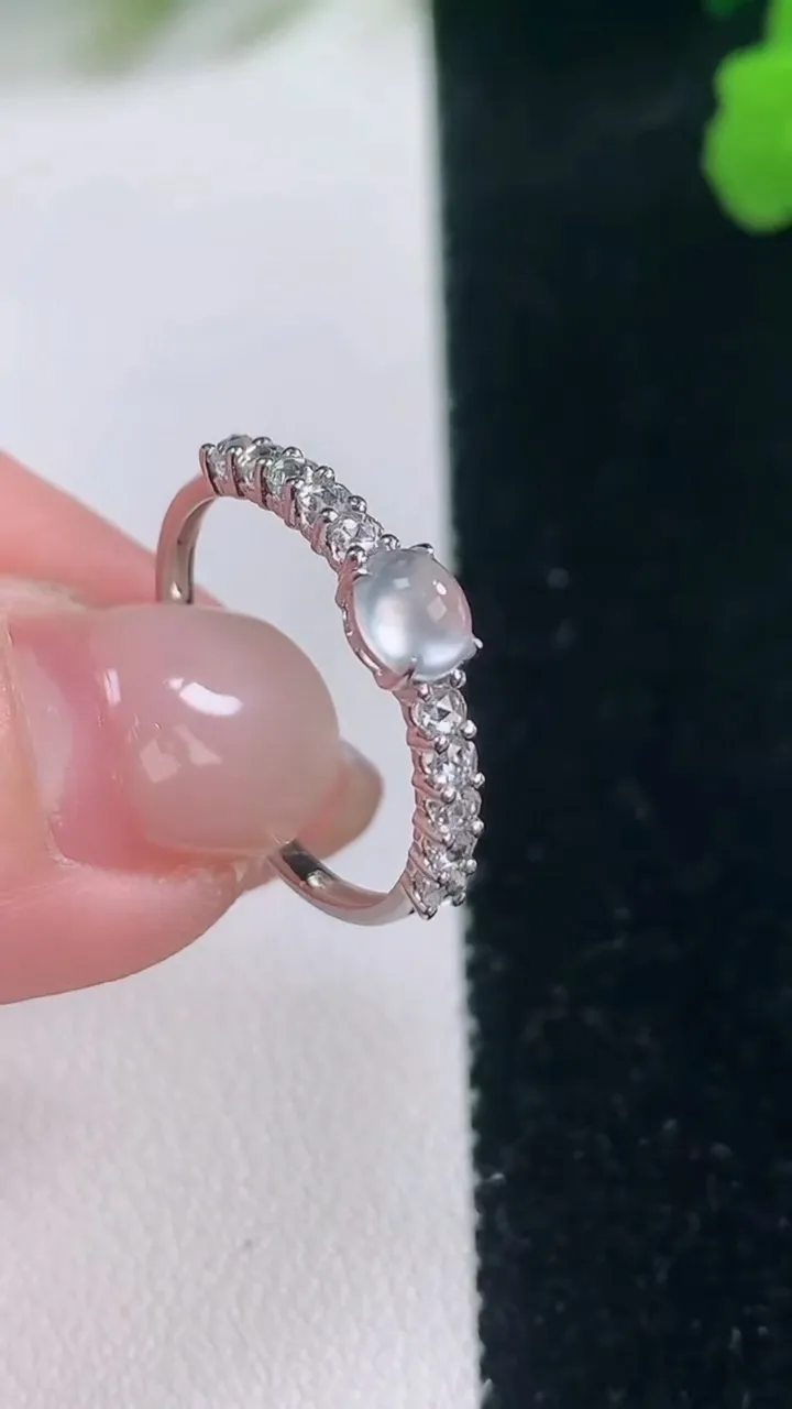 天然A货翡翠种白冰蛋面戒指，尺寸18-4.3-4.7，重量:1.37g2025年11月28日
工厂直销收藏佳品,种好水足，色泽均匀，有种有色，上手高大气！