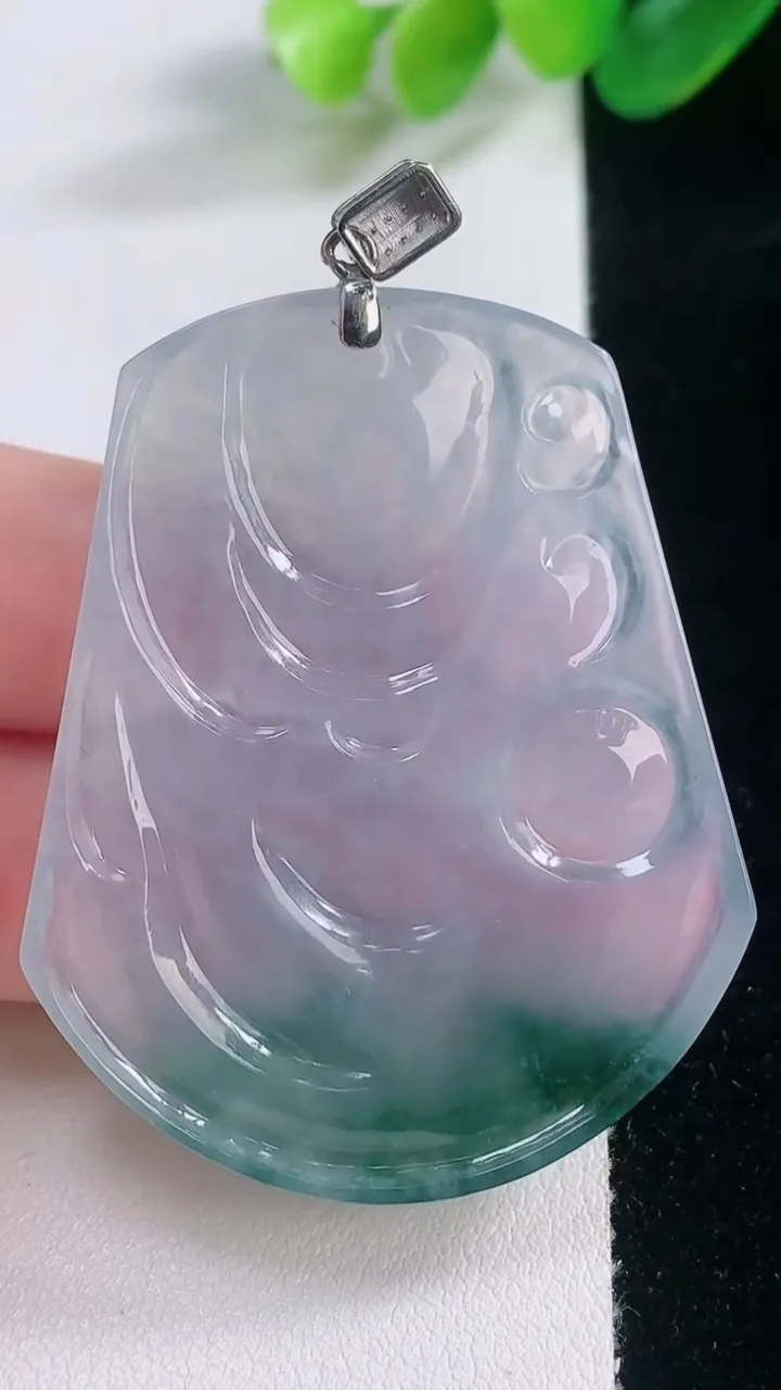 天然A货翡翠种飘花龙牌吊坠，尺寸49.8-39.7-6.2，重量:21.59g
11月28日