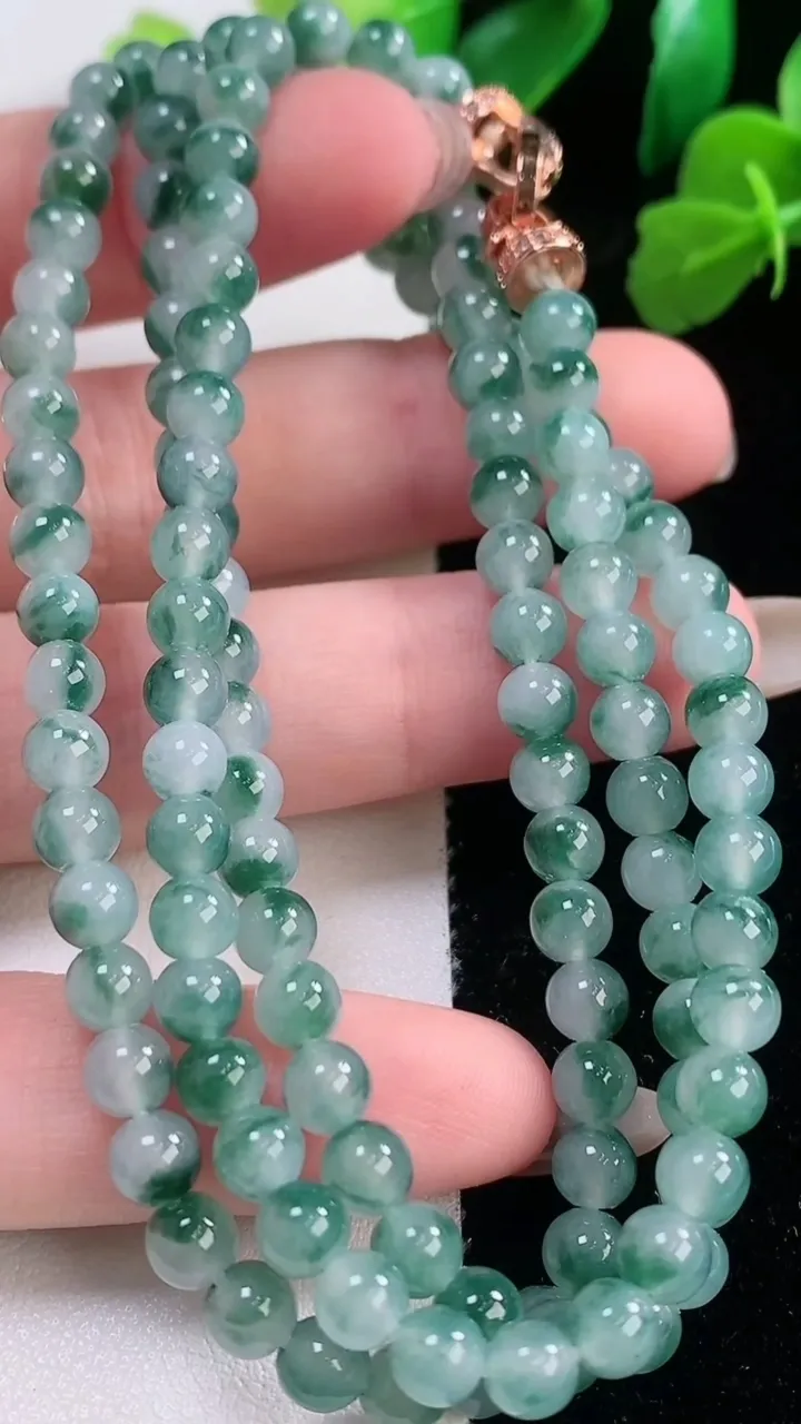 天然A货翡翠冰种飘花圆珠项链，尺寸5-127颗，重量:27.94g
11月28日