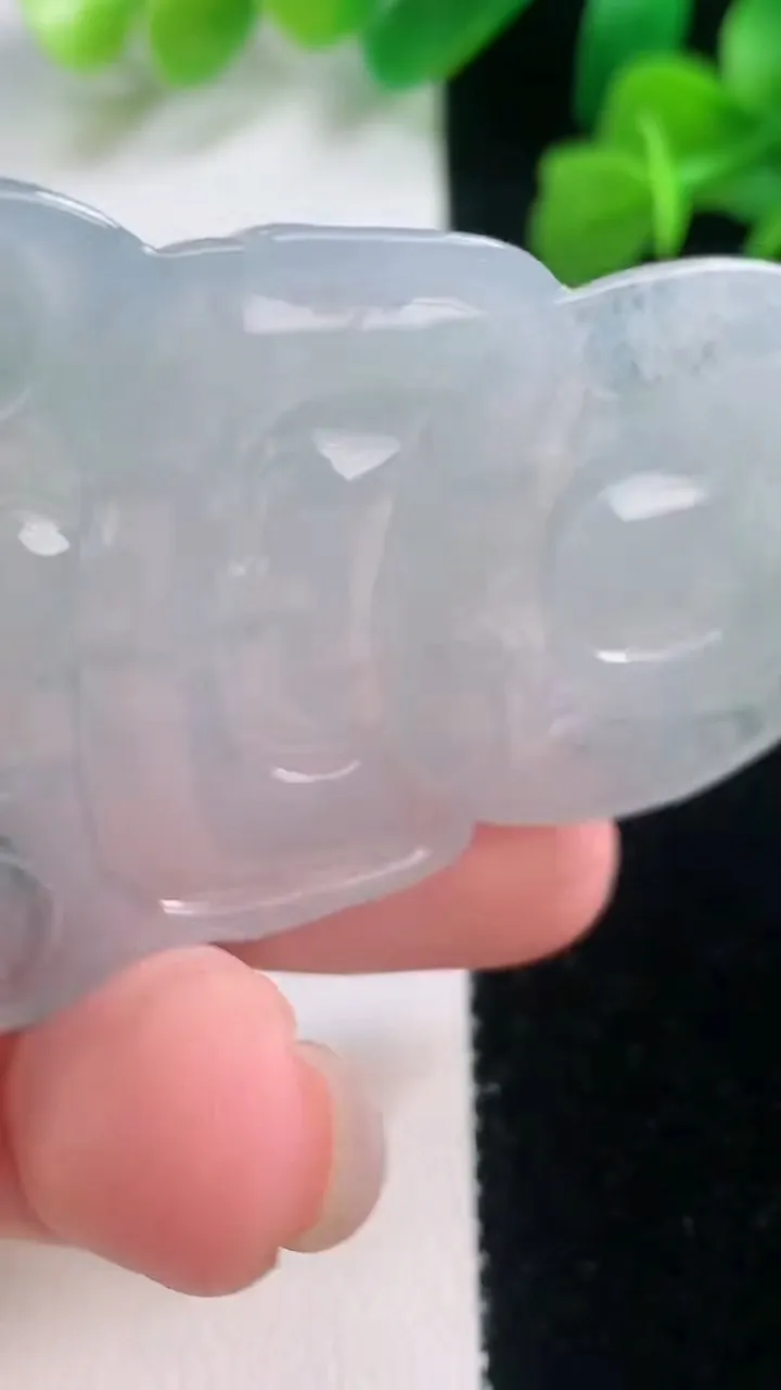 天然A货翡翠冰种飘花观音菩萨吊坠，尺寸63-38.7-5.2，重量:23.69g
11月28日