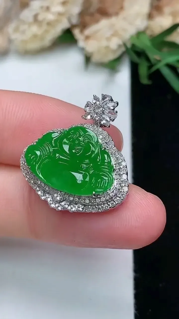 天然A货翡翠佛公吊坠，尺寸22.7-20.9-6.5，裸石11.6-16.8，重量:3.59g
11月28日