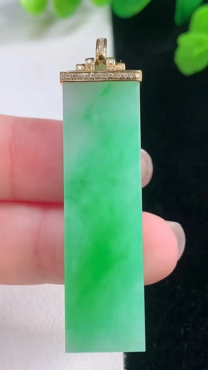 天然A货翡翠无事牌吊坠，尺寸45.2-12.4-6.7，重量:13.44g
11月28日