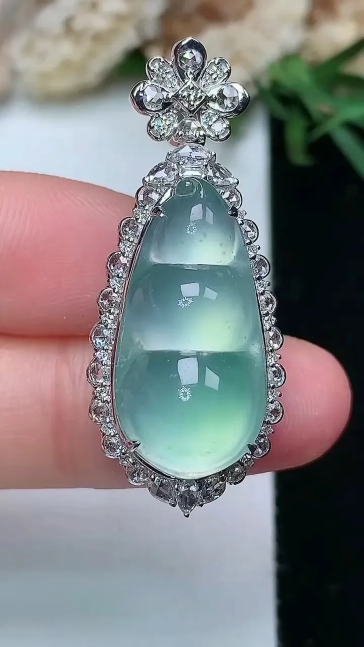 天然A货翡翠福豆吊坠，尺寸37.3-15.6-13，裸石22-11.5，重量:6.32g
11月28