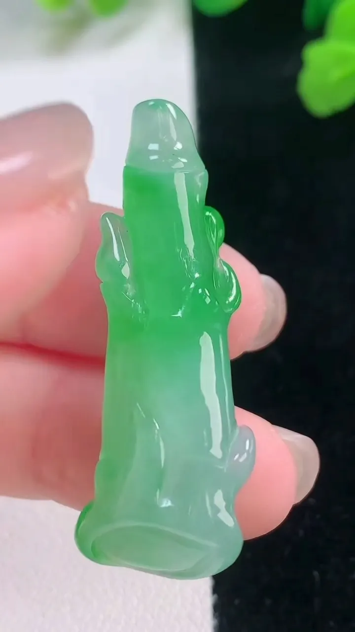 天然A货翡翠节节高升 竹节吊坠，尺寸42.7-14.4-9.7，重量:7.87g
11月28日