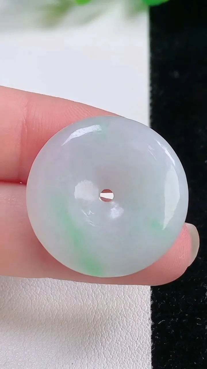 天然A货翡翠平安扣吊坠，尺寸 25.7-5，重:6.87g
11月28日