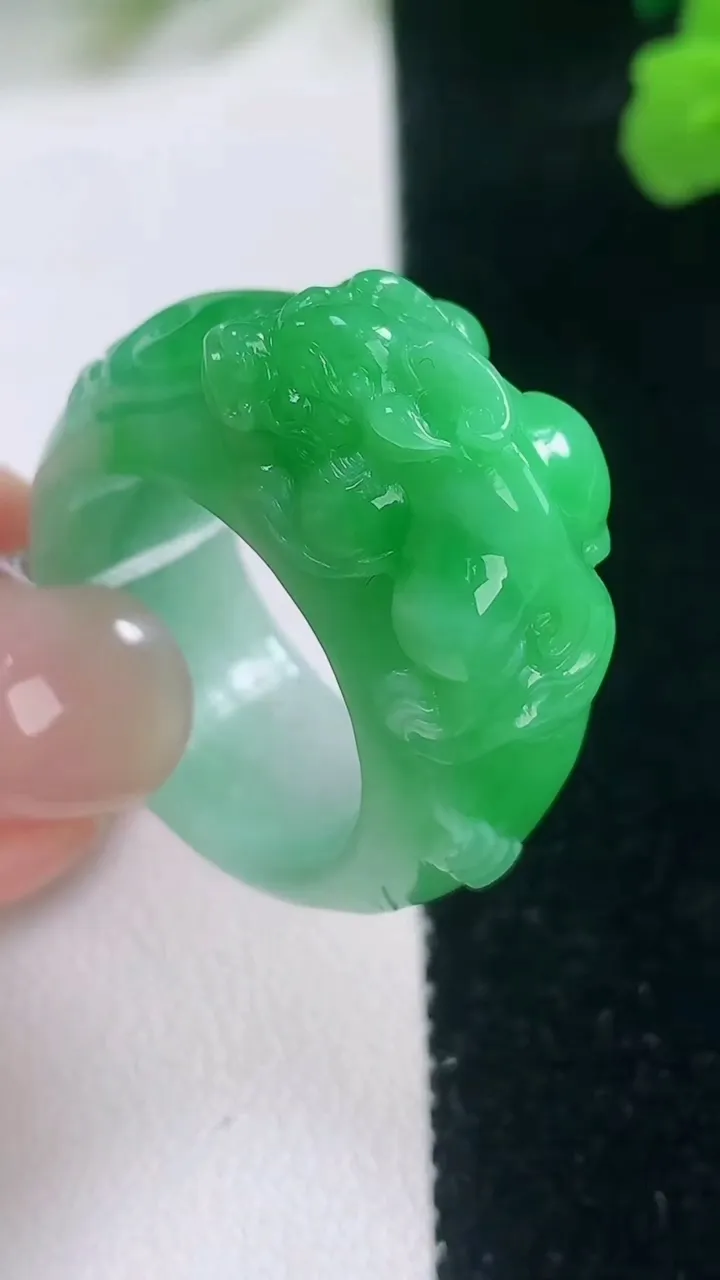 天然A货翡翠貔貅指环扳指，尺寸20.5-22-13-10.2，重量:16.03g2025年11月28日
工厂直销收藏佳品,种好水足，色泽均匀，有种有色，上手高大气！