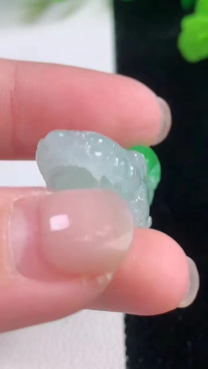 天然A货翡翠貔貅吊坠，尺寸39.5-17.8-13，重量:14.48g
11月28日