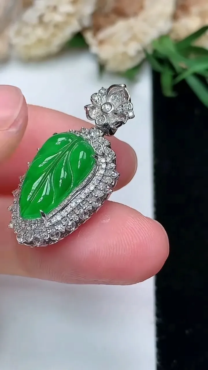 天然A货翡翠金枝玉叶 叶子吊坠，尺寸27.5-14-10，裸石14.3-8.3，重量:3.63g
11月28日