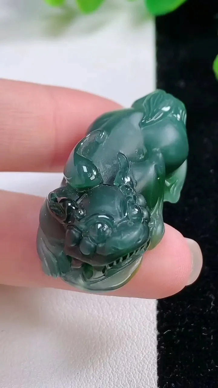 天然A货翡翠貔貅吊坠，尺寸 39.8-20.3-13.9，重:20.27g
11月28日