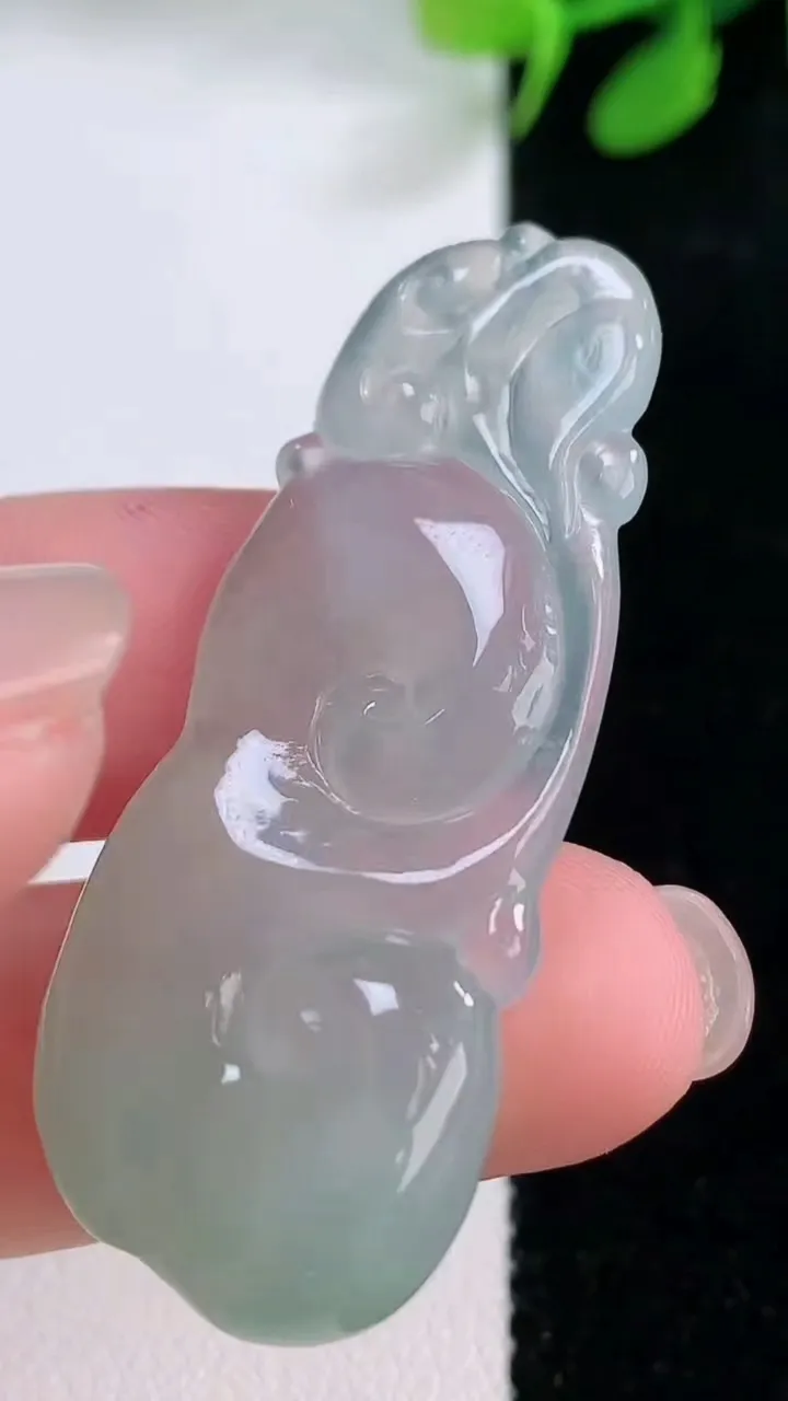 天然A货翡翠如意吊坠，尺寸45.8-19-5.4，重量:9.04g
11月28日