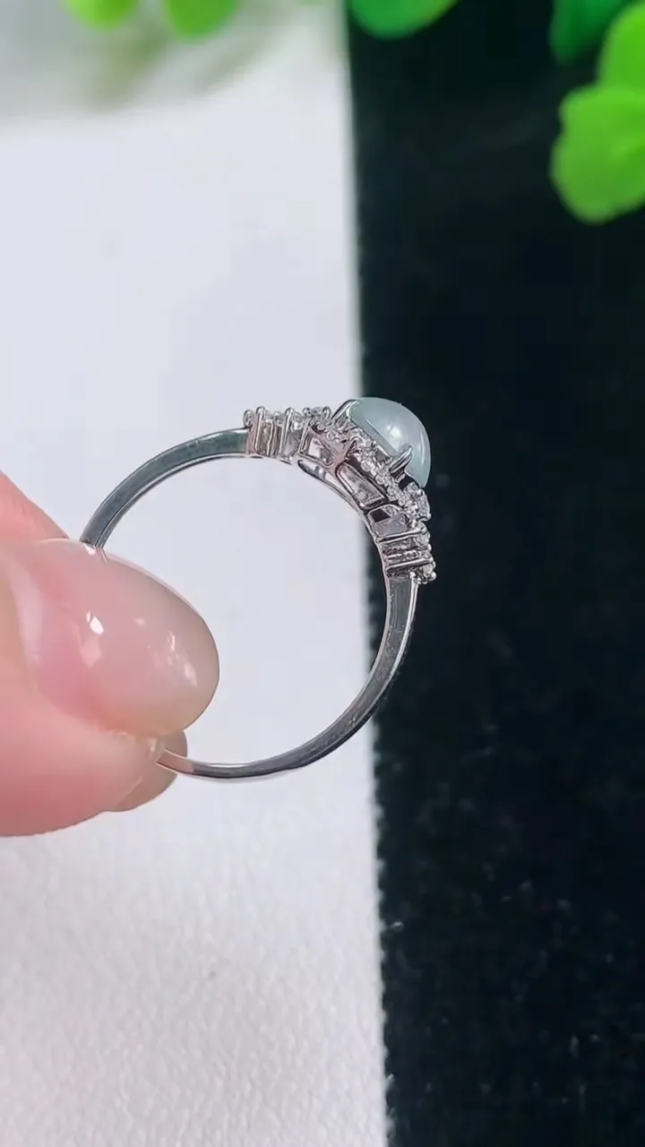 天然A货翡翠种白冰蛋面戒指，尺寸17.2-6-5.6，重量:1.71g2025年11月28日
工厂直销收藏佳品,种好水足，色泽均匀，有种有色，上手高大气！