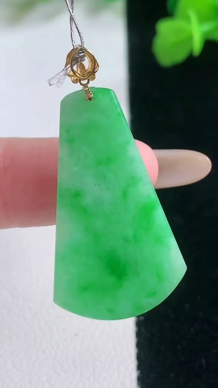 天然A货翡翠无事牌吊坠，尺寸32-18.6-5.2，重量:5.26g
11月28日