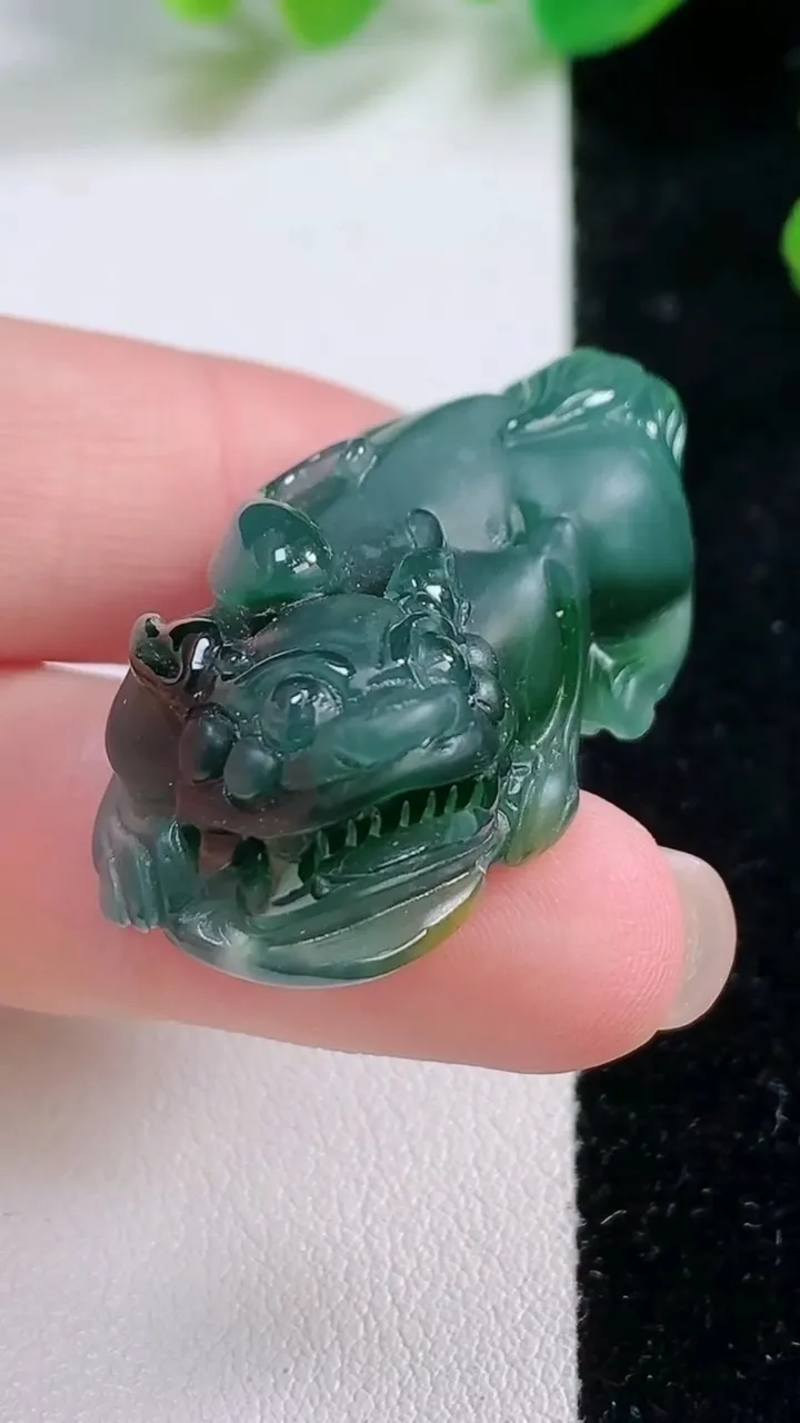天然A货翡翠貔貅吊坠，尺寸 39.8-20.3-13.9，重:20.27g
11月28日