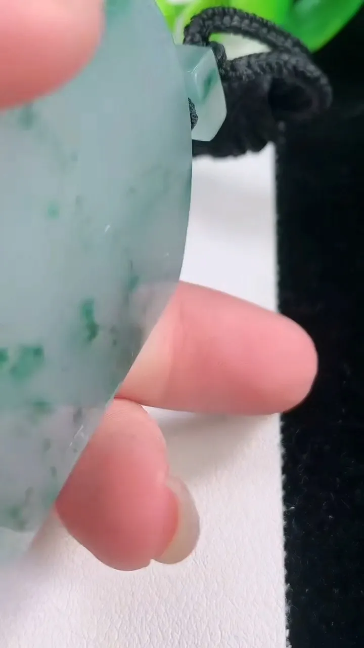 天然A货翡翠种飘花无事牌吊坠，尺寸54.8-43.2-6，重量:45.74g
11月28日