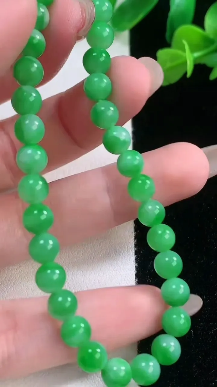 天然A货翡翠圆珠手串，尺寸5.8-32颗，重量:11.13g11月28日
工厂直销收藏佳品,种好水足，色泽均匀，有种有色，上手高大气！