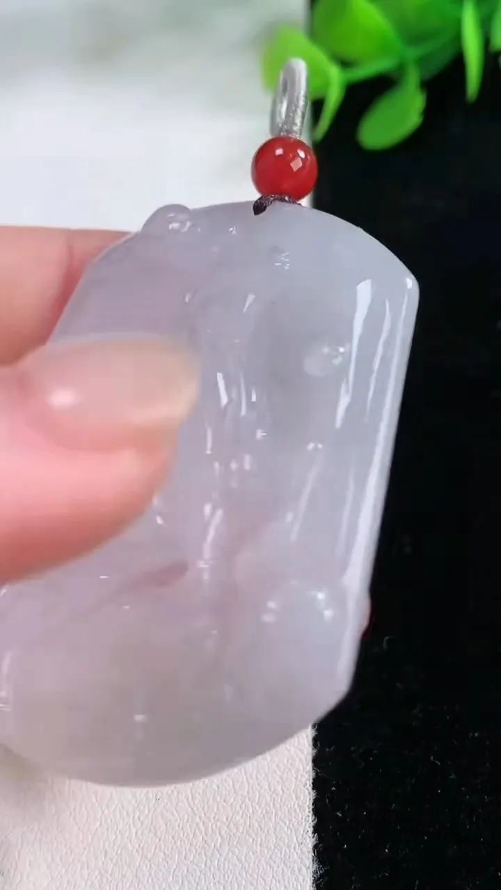 天然A货翡翠生肖马吊坠，尺寸51.5-43.5-5.6，重量:26.36g
11月28日